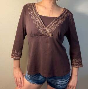 Mountain Lake Brown V-Neck 3/4 Sleeve Top with Embroidered Beaded Details